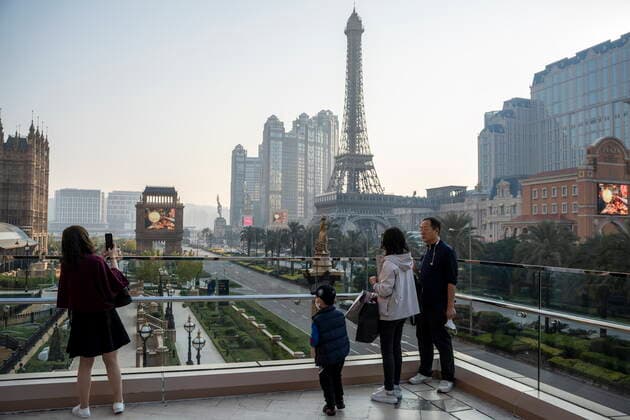 Daily Life In Macau People looking at the Hotels, Resorts and Casinos on the Cotai Strip on December 29, 2022 in Macau, China. Macau Macau  Copyright: xVernonxYuenx originalFilename: yuen-dailylif221229_npSxq.jpg