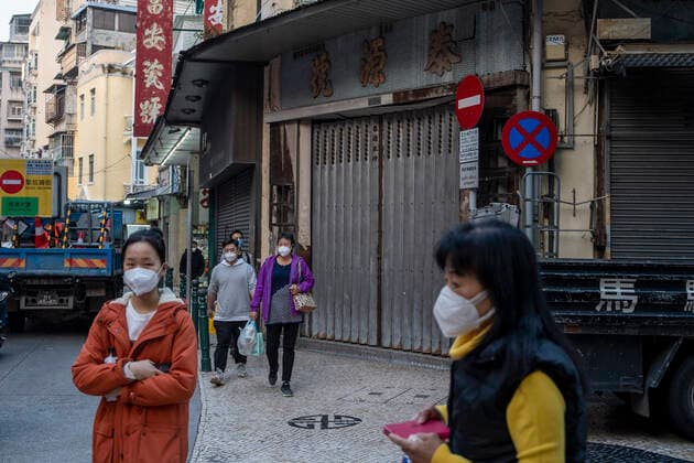Daily Life In Macau People wearing face masks walk pass closed stores on December 29, 2022 in Macau, China. Macau Macau  Copyright: xVernonxYuenx originalFilename: yuen-dailylif221229_np3in.jpg