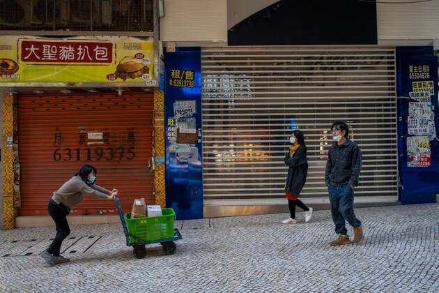 Daily Life In Macau People wearing face masks walk pass closed stores on December 29, 2022 in Macau, China. Macau Macau  Copyright: xVernonxYuenx originalFilename: yuen-dailylif221229_npdpM.jpg