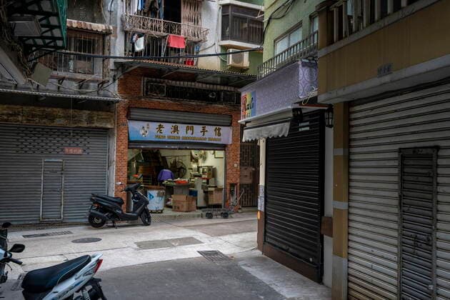 Daily Life In Macau An open store next to closed stores in a street on December 29, 2022 in Macau, China. Macau Macau  Copyright: xVernonxYuenx originalFilename: yuen-dailylif221229_npMVF.jpg