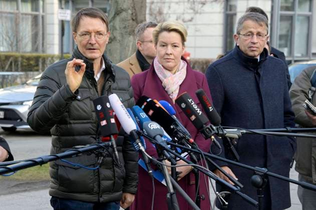 News Themen der Woche KW52 News Bilder des Tages Karl Lauterbach, Franziska Giffey und Heyo K. Kroemer bei einem Pressestatement nach dem Besuch der Kinderklinik der CharitÃ im CharitÃ Virchow-Klinikum CVK Berlin. Berlin, 30.12.2022 *** Karl Lauterbach, Franziska Giffey and Heyo K Kroemer during a press statement after visiting the CharitÃ Childrens Hospital at the CharitÃ Virchow Klinikum CVK Berlin Berlin, 30 12 2022. Foto:xF.xKernx xFuturexImage