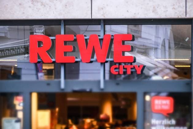 Düsseldorf 30.12.2022 Rewe City Lebensmittel Supermarkt Carlsplatz Altstadt Düsseldorf Nordrhein-Westfalen Deutschland *** Düsseldorf 30 12 2022 Rewe City Food Supermarket Carlsplatz Altstadt Düsseldorf North Rhine Westphalia Germany