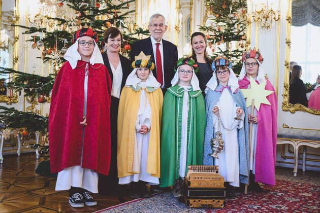 Entertainment Themen der Woche KW52 Entertainment Bilder des Tages Wien 30.12.2022, Präsidentschaftskanzlei, Wien, AUT, Besuch der Sternsinger bei Bundespräsident Alexander Van der Bellen, im Bild Bundespräsident der Republik Österreich Alexander Van der Bellen, Doris Schmidauer, die Sternsinger Doris Schmidauer, Bundespräsident der Republik Österreich Alexander Van der Bellen, the carol singers during visit of the carol singers to federal president Alexander Van der Bellen. Vienna, Austria on 2022 12 30. Expa *** Vienna 30 12 2022, Presidential Chancellery, Vienna, AUT, visit of the carol singers to federal president Alexander Van der Bellen, in the picture Federal President of the Republic of Austria Alexander Van der Bellen, Doris Schmidauer, the carol singers Doris Schmidauer, Federal Pres  EP_gro