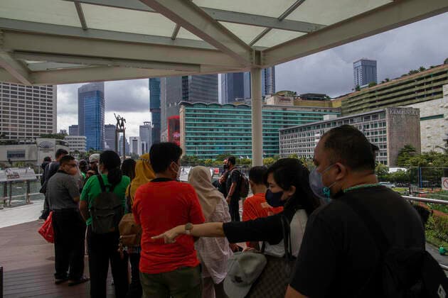 December 31, 2022, Jakarta, Jakarta, Indonesia: Jakarta, 31 December 2022 : People activity at Thamrin Street Jakarta as Indonesian Lifted up partial lockdown as Covid19 Pandemic decrease. President JOKOWIDODO announced on 30 December 2022 that Indonesia Covid19 change to Endemic so that partial lock down lifted Jakarta Indonesia - ZUMAh128 20221231_zap_h128_001 Copyright: xDonalxHusnix