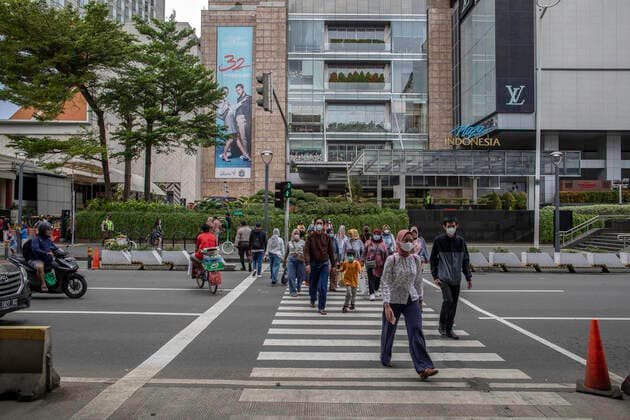 December 31, 2022, Jakarta, Jakarta, Indonesia: Jakarta, 31 December 2022 : People activity at Thamrin Street Jakarta as Indonesian Lifted up partial lockdown as Covid19 Pandemic decrease. President JOKOWIDODO announced on 30 December 2022 that Indonesia Covid19 change to Endemic so that partial lock down lifted Jakarta Indonesia - ZUMAh128 20221231_zap_h128_003 Copyright: xDonalxHusnix