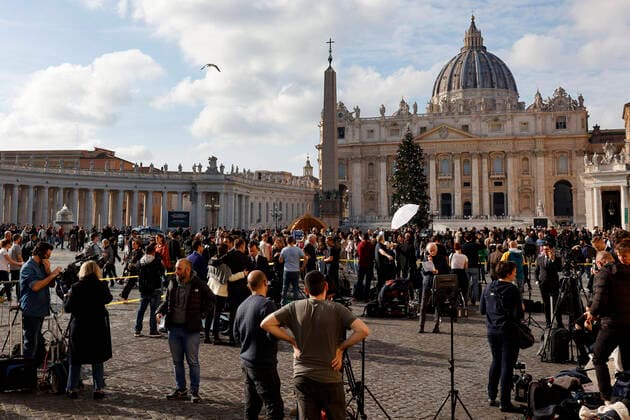 News Themen der Woche KW52 News Bilder des Tages December 31, 2022, VATICAN CITY, VATICAN: Journalists in front to Saint Peter s Basilica following the announcement of the death of former Pope Benedict XVI, at the Vatican on 31 December, 2022.ANSA FABIO FRUSTACI VATICAN CITY VATICAN - ZUMAa110 20221231_zaf_a110_002 Copyright: xFabioxFrustacix