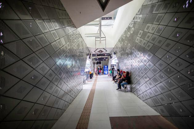 December 31, 2022, Jakarta, Jakarta, Indonesia: Jakarta, 31 December 2022 : People activity at Thamrin Street Jakarta as Indonesian Lifted up partial lockdown as Covid19 Pandemic decrease. President JOKOWIDODO announced on 30 December 2022 that Indonesia Covid19 change to Endemic so that partial lock down lifted Jakarta Indonesia - ZUMAh128 20221231_zap_h128_006 Copyright: xDonalxHusnix