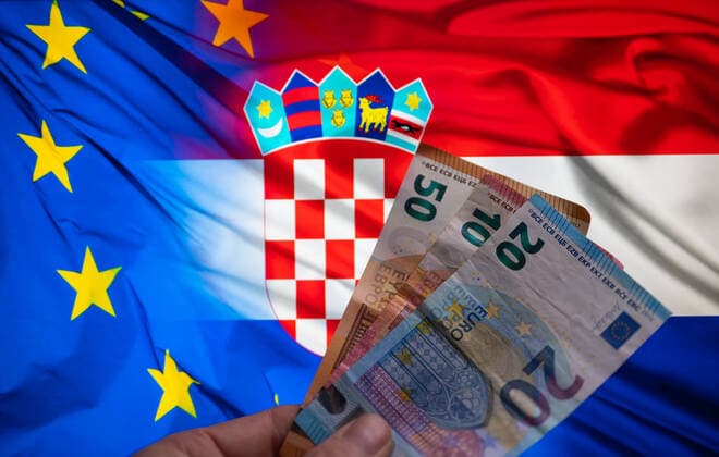 Croatia Set To Join The Euro Area Croatia - EU flag seen on screen with Euro note and coins seen in this photo illustration. Croatia set to join the Euro area on 1 January 2023 Croatia will become the 20th member of the eurozone. (Photo illustration by Jonathan Raa NurPhoto) Brussels Belgium  Copyright: xJonathanxRaax originalFilename: raa-croatias221231_npjgM.jpg