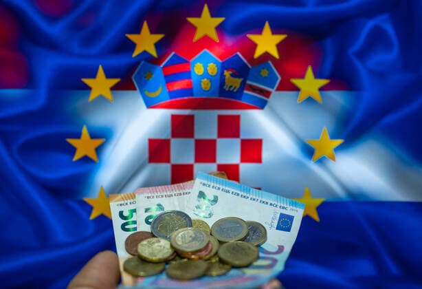 Croatia Set To Join The Euro Area Croatia - EU flag seen on screen with Euro note and coins seen in this photo illustration. Croatia set to join the Euro area on 1 January 2023 Croatia will become the 20th member of the eurozone. (Photo illustration by Jonathan Raa NurPhoto) Brussels Belgium  Copyright: xJonathanxRaax originalFilename: raa-croatias221231_npOLi.jpg