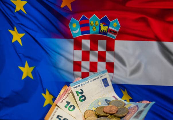 Croatia Set To Join The Euro Area Croatia - EU flag seen on screen with Euro note and coins seen in this photo illustration. Croatia set to join the Euro area on 1 January 2023 Croatia will become the 20th member of the eurozone. (Photo illustration by Jonathan Raa NurPhoto) Brussels Belgium  Copyright: xJonathanxRaax originalFilename: raa-croatias221231_nptkI.jpg