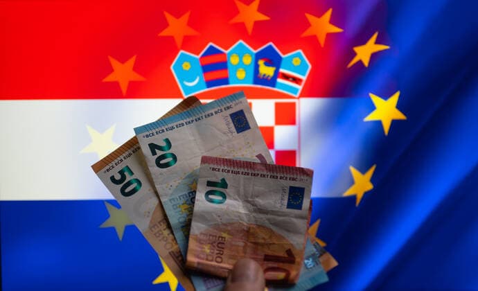 Croatia Set To Join The Euro Area Croatia - EU flag seen on screen with Euro note and coins seen in this photo illustration. Croatia set to join the Euro area on 1 January 2023 Croatia will become the 20th member of the eurozone. (Photo illustration by Jonathan Raa NurPhoto) Brussels Belgium  Copyright: xJonathanxRaax originalFilename: raa-croatias221231_npYWZ.jpg