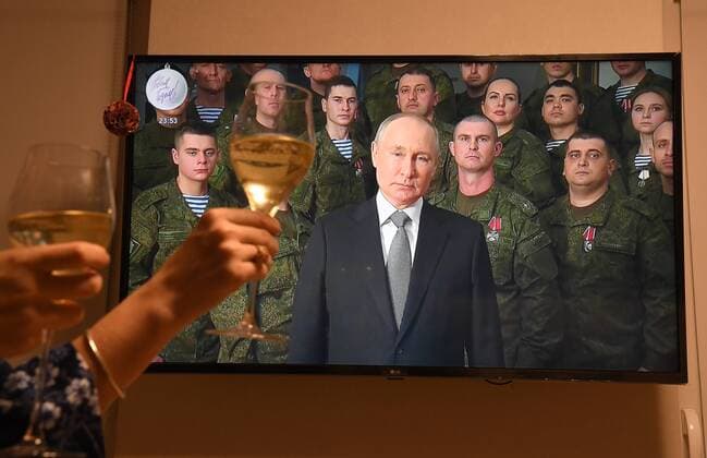 News Themen der Woche KW52 Russia Regions New Year Celebration 8350412 31.12.2022 People watch Russian President Vladimir Putin s address to citizens during New year celebration in Novosibirsk, Russia. Alexandr Kryazhev Sputnik Novosibirsk Russia  Copyright: xAlexandrxKryazhevx
