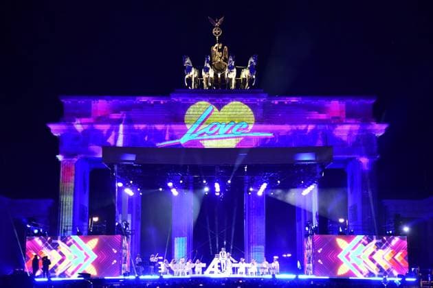 News Themen der Woche KW52 News Bilder des Tages Silvester am Brandenburger Tor Auftritt Alex Christiansen mit Orchestra ( Streicherformation ) CELEBRATE at the GATE am dem Pariser Platz- Silvester am Brandenburger Tor - (Willkommen 2023) in Berlin am 31.12.2022 *** New Years Eve at the Brandenburg Gate performance Alex Christiansen with Orchestra string formation CELEBRATE at the GATE at the Pariser Platz New Years Eve at the Brandenburg Gate Welcome 2023 in Berlin on 31 12 2022 Photopress Mueller