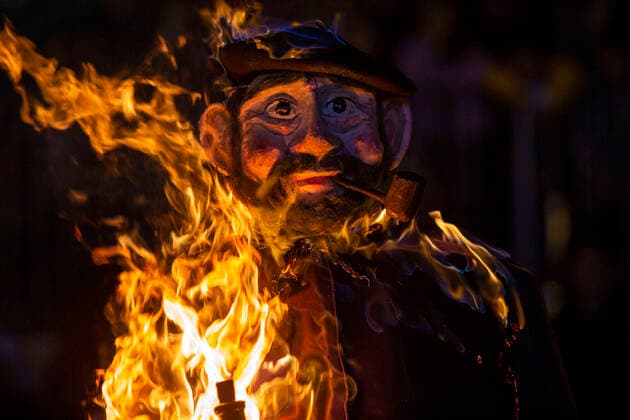 News Themen der Woche KW52 News Bilder des Tages December 31, 2022, Ermua, Vizcaya, Spain: Olentzero figure burns in flames in the center of the town square after finishing the Olentzero parade that ran through the main streets of Ermua on New Year s Eve. According to tradition, for 50 years the Biscayan town of Ermua has said goodbye to New Year s Eve with the burning of the figure of Olentzero in the town square and thus celebrates the entrance of the new year. Ermua Spain - ZUMAs197 20221231_zaa_s197_109 Copyright: xLuisxSotox
