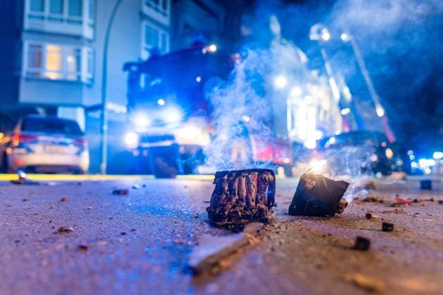 01.01.2023,Berlin,GER, - Dachstuhlbrand in der Silvesternacht in Berlin Neukölln. Die Berliner Feuerwehr war mit ca. 80 Einsatzkräften vor Ort.. *** 01 01 2023,Berlin,GER, Roof truss fire on New Years Eve in Berlin Neukölln The Berlin fire department was on the scene with about 80 emergency personnel