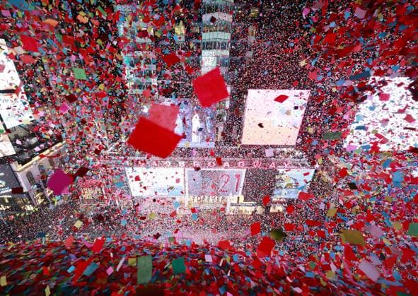 Bilder des Jahres 2023, News 01 Januar News Themen der Woche KW52 Confetti is tossed from the New York Marriott Marquis to bring in the year 2023 on New Year s Eve in Times Square in New York City on Sunday, January 1, 2023. An estimated one billion people watched throughout the world as the traditional Waterford Crystal ball will drop bringing in the year 2023.  NYP20221231122 JOHNxANGELILLO