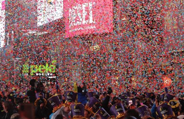 Bilder des Jahres 2023, Entertainment 01 Januar Entertainment Themen der Woche KW52 Entertainment Bilder des Tages Times Square Ball Drop On New Year™s Eve amid rainfall. December 31, 2022, New York, USA: This 2022-2023 New Year™s Eve Ball Drop at Times Square brought in a little rainfall which doesn™t deter the presence of many who came in early to get the best spot to view the musical presentations of New Edition, J Hope, Jax, Ava Max, Jvke, Danielle, Chelsea Cutler, Chesca, Duran Duran and of course the Ball drop at midnight. The Mayor of New York City Eric Adams, was also present at the celebration. There are long lines of people trying to get in on Times Square and some people are covered with their ponchos, some with umbrellas and some sleeping ahead of everything. There is a very well organized and tight security provided by the NYPD . Time  Copyright: xNiyixFotex