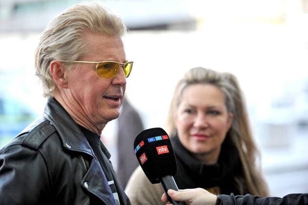 Entertainment Themen der Woche KW52 RTL - Dschungelcamp 2023. Markus Mörl mit seiner Ehefrau Yvonne König anläßlich der Abreise der Kandidaten der RTL - Sendung Ich bin ein Star - holt mich hier raus zum Dschungel-Camp 2023 in Australien am 01.01.2023 auf dem Flughafen Frankfurt Main. 20230101MWI52943 *** RTL jungle camp 2023 Markus Mörl with his wife Yvonne König on the occasion of the departure of the candidates of the RTL program I am a star get me out of here to the jungle camp 2023 in Australia on 01 01 2023 at Frankfurt Main Airport 20230101MWI52943