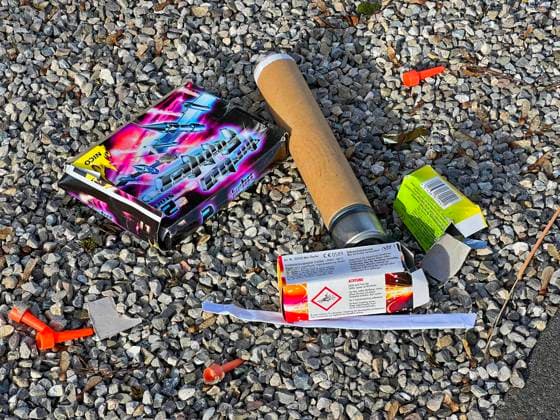 01.01.2023, Bad Wörishofen (Unterallgäu), Überreste eines Silvesterfeuerwerks auf der Strasse. 01.01.2023, Feuerwerk 01.01.2023, Feuerwerk *** 01 01 2023, Bad Wörishofen Unterallgäu , Remains of a New Years Eve fireworks on the street 01 01 2023, fireworks 01 01 2023, fireworks