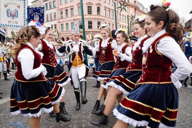 News Themen der Woche KW52 News Bilder des Tages Traditionell beginnt mit dem Gardeumzug am Neujahrstag in Mainz die Fastnacht. Bei milden Sommertemperaturen ziehen an die dreitausend verkleidete Gardisten durch die Mainzer Innenstadt um am Markt vor dem Dom das Neue Jahr und damit die fünfte Jahreszeit zu begrüssen. 01.01.23 *** Traditionally, the parade of guards on New Years Day in Mainz begins the carnival In mild summer temperatures, about three thousand dressed guardsmen parade through the city center of Mainz to welcome the New Year and thus the fifth season at the market in front of the cathedral 01 01 23