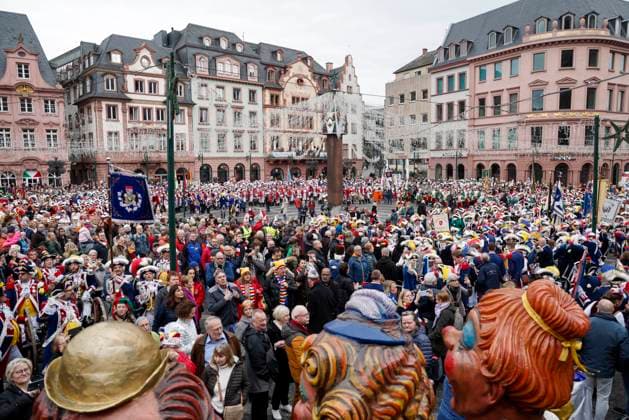 Traditionell beginnt mit dem Gardeumzug am Neujahrstag in Mainz die Fastnacht. Bei milden Sommertemperaturen ziehen an die dreitausend verkleidete Gardisten durch die Mainzer Innenstadt um am Markt vor dem Dom das Neue Jahr und damit die fünfte Jahreszeit zu begrüssen. 01.01.23 *** Traditionally, the parade of guards on New Years Day in Mainz begins the carnival In mild summer temperatures, about three thousand dressed guardsmen parade through the city center of Mainz to welcome the New Year and thus the fifth season at the market in front of the cathedral 01 01 23