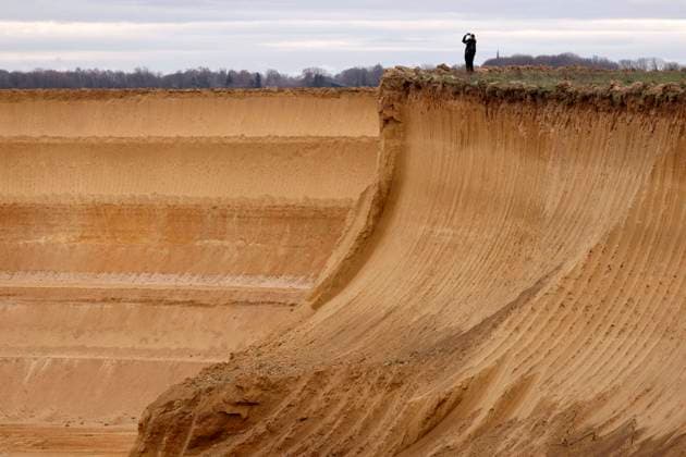 News Themen der Woche KW52 News Bilder des Tages Im Tagebau Garzweiler II suchen Schaufelradbagger nach Braunkohle und nähern sich dabei immer weiter mit der Tagebaukante an den Ort Lützerath an. Die Höfe, die zu Erkelenz im Kreis Heinsberg gehören, sind inzwischen RWE-Grundstück und werden hartnäckig von Kohlegegnern besetzt, die dort u.a. Baumhäuser gebaut haben, um für den Kohleausstieg zu protestieren. Im Bild ein Braunkohlebagger gesehen von der Abrisskante vor Lützerath aus. Lützerath, 01.01.2023 NRW Deutschland *** In the Garzweiler II open pit mine, bucket-wheel excavators are searching for lignite and in the process are getting closer and closer to the village of Lützerath with the open pit edge The farms, which belong to Erkelenz in the Heinsberg district, are now RWE Copyright: xChristophxHardtx
