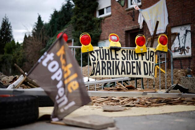 News Themen der Woche KW52 News Bilder des Tages Im Tagebau Garzweiler II suchen Schaufelradbagger nach Braunkohle und nähern sich dabei immer weiter mit der Tagebaukante an den Ort Lützerath an. Die Höfe, die zu Erkelenz im Kreis Heinsberg gehören, sind inzwischen RWE-Grundstück und werden hartnäckig von Kohlegegnern besetzt, die dort u.a. Baumhäuser gebaut haben, um für den Kohleausstieg zu protestieren. Im Bild eine Barrikade vor den Gehöften von Lützerath, wie sie von den Aktivisten errichtet wurde. Lützerath, 01.01.2023 NRW Deutschland *** In the Garzweiler II open pit mine, bucket-wheel excavators are searching for lignite and, in the process, are getting closer and closer to the village of Lützerath with the edge of the open pit The farms, which belong to Erkelenz in the Copyright: xChristophxHardtx
