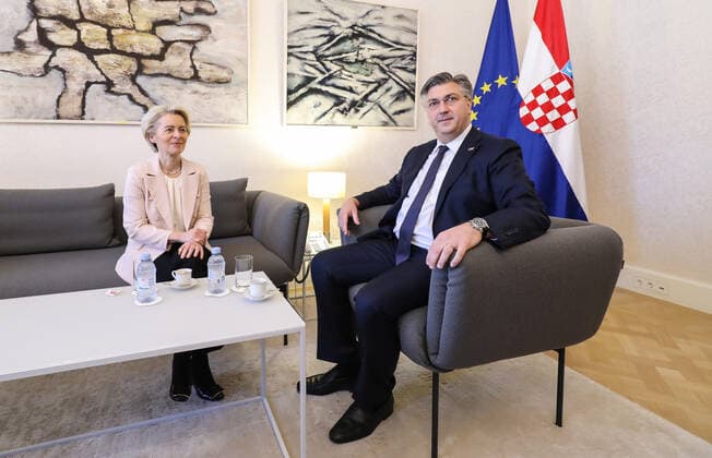 News Themen der Woche KW52 News Bilder des Tages PXL_Plenkovic and Ursula von der Leyen at the meeting Meeting of the Prime Minister of the Republic of Croatia, Andrej Plenkovic, and the President of the European Commission, Ursula von der Leyen, in Banski dvori in Zagreb, Croatia on January 1, 2023. At midnight, Croatia joined the Schengen zone and introduced the euro as a means of payment. JuricaxGaloic PIXSELL