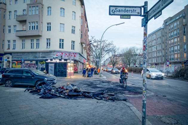 Überreste von verbrannten Mülltonnen und E-Scootern nach Randale in der Silvesternacht Sanderstrasse Ecke Kottbusser Damm in Neukölln. Überreste von verbrannten Mülltonnen und E-Scootern nach Randale in der Silvesternacht Sanderstrasse Ecke Kottbusser Damm in Berlin-Neukölln. *** Remains of burned garbage cans and E Scooters after riot in the New Years Eve Sanderstrasse corner Kottbusser Damm in Neukölln Remains of burned garbage cans and E Scooters after riot in the New Years Eve Sanderstrasse corner Kottbusser Damm in Berlin Neukölln