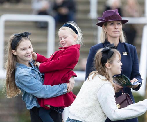 Entertainment Themen der Woche KW52 Entertainment Bilder des Tages . 01 01 2023. Cheltenham, United Kingdom. Zara Tindall and her daughter Lena Tindall at the New Years Day races at Cheltenham Racecourse, United Kingdom.  xi-Imagesx IIM-24045-0071