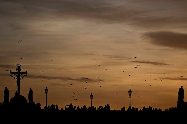 News Themen der Woche KW52 News Bilder des Tages Tourists at the Charles Bridge in Prague, Czech Republic, January 1, 2023. (CTKxPhoto OndrejxDeml) CTKPhotoP2023010104634  P2023010104634
