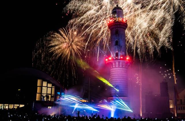 Bilder des Jahres 2023, News 01 Januar News Themen der Woche KW52 News Bilder des Tages 01.01.2023, GER, Neujahr, Warnemünder Turmleuchten Feuerwerk auf der Warnemünde Promenade Warnemünde Promenade Deutschland Mecklenburg-Vorpommern *** 01 01 2023, GER, New Year, Warnemünde tower lights fireworks on the Warnemünde Promenade Warnemünde Promenade Germany Mecklenburg Western Pomerania