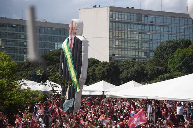 BRASÍLIA, DF - 01.01.2023: PRESIDENT LULA S INAUGURATION - Photo, supporters of President Lula during the open car parade. This Sunday (1) President Luiz Inácio Lula da Silva takes office as President of Brazil with Geraldo Alckmin as his Vice President. x2314482x  TonxMolina