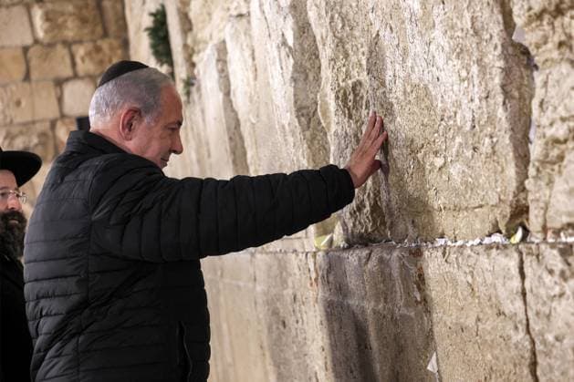 News Themen der Woche KW52 News Bilder des Tages Israel s Prime Minister Benjamin Netanyahu places a prayer note between the cracks as he visits the Western Wall -- the holiest site where Jews are allowed to pray -- to mark the swearing-in of the 37th government of Israel, in the old city of Jerusalem on January 1, 2023. Pool  WAX20230101802 GILxCOHEN-MAGEN