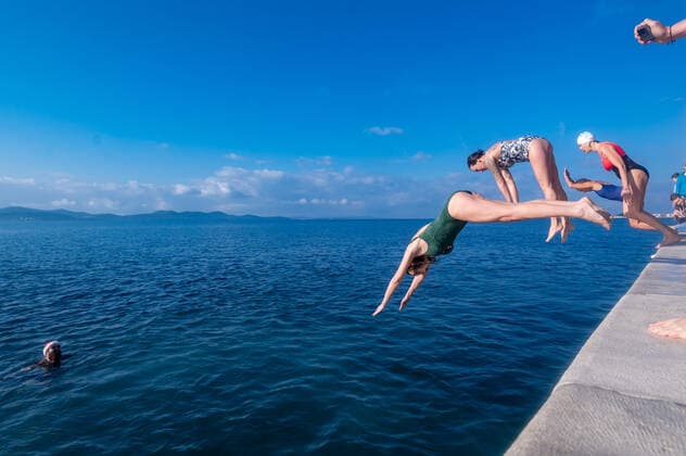 News Themen der Woche KW52 News Bilder des Tages PXL_New Year s swimming in Zadar At exactly noon, the Sea Organ jumped into the sea and greeted the New Year in Zadar, Croatia on January 1, 2023. DinoxStanin PIXSELL