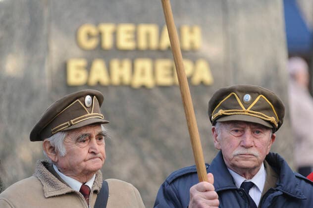 News Themen der Woche KW52 News Bilder des Tages January 1, 2023, Lviv, Ukraine: Men wearing uniforms of the Ukrainian Insurgent Army are gathered at the monument to leader of the Organisation of Ukrainian Nationalists (OUN) Stepan Bandera during the celebration of his 114th birthday, amid the Russian invasion of Ukraine. Lviv Ukraine - ZUMAs197 20230101_zaa_s197_073 Copyright: xMykolaxTysx