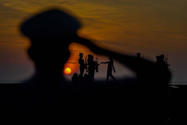 News Themen der Woche KW52 News Bilder des Tages The Sri Lanka Navy Takes On The Daily Hoisting And Lowering Duty Of The National Flag At Galle Face Promenade Sri Lanka Navy personnel lowering the Galle Face Promenade national flag at sunset on January 1, 2023 in Colombo, Sri Lanka. The Sri Lanka Navy takes on the daily hoisting and lowering duty of the national flag at Galle Face Promenade. Colombo Sri Lanka  Copyright: xThilinaxKaluthotagex originalFilename: kaluthotage-notitle230101_npvvT.jpg