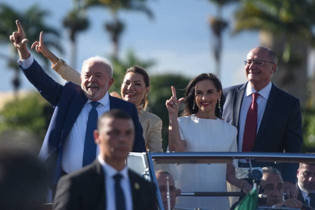Bilder des Jahres 2023, News 01 Januar News Themen der Woche KW52 News Bilder des Tages BRASÍLIA, DF - 01.01.2023: PRESIDENT LULA S INAUGURATION - Photo, President Lula, First Lady Janja, Vice President Geraldo Alckmin and Lu Alckmin in the presidential car. This Sunday (1) President Luiz Inácio Lula da Silva takes office as President of Brazil with Geraldo Alckmin as his Vice President. x2314620x  TonxMolina