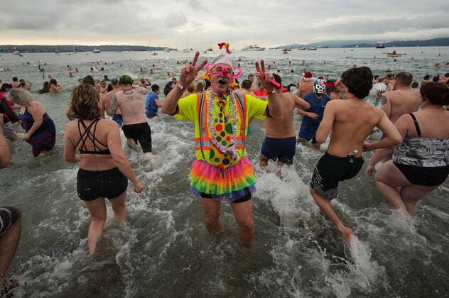 News Bilder des Tages January 1, 2023, VANCOUVER, BC, CANADA: A person dressed in a costume runs out of the water as others plunge into English Bay during the Polar Bear Swim, in Vancouver, B.C., Sunday, Jan. 1, 2023. This year s event was the first since 2020 after the past two years were cancelled due to the COVID-19 pandemic. According to the City of Vancouver the initial swim was in 1920 when approximately 10 swimmers participated. VANCOUVER CANADA  - ZUMAc35_ 20230101_zaf_c35_044 Copyright: xDarrylxDyckx