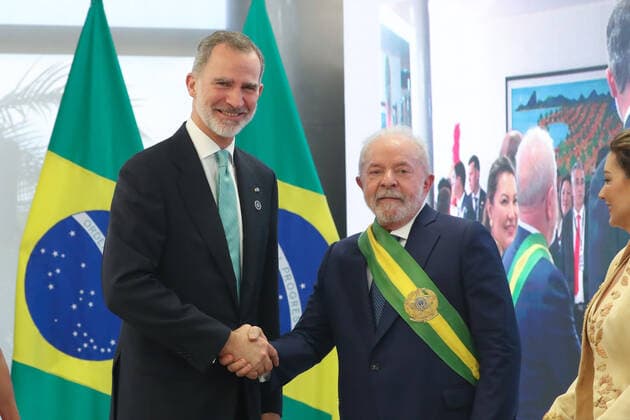 01-01-2023 Brasil The new President of Brazil, Luiz Inacio Lula da Silva, greets the King of Spain, Felipe after Lula inauguration ceremony, at the Government palace in Brasilia, Brazil. Â  Copyright: xPPEx