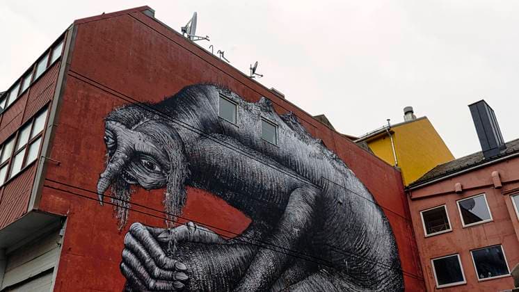  Mural an roter Hauswand, Künstler Phlegm, Streetart in Bodø, Bodo, Nordland, Norwegen, Europa *** Mural to Red Housewall, Artists phlegm Streetart in Bodo, bodo, northland, Norway, Europe Copyright: imageBROKER/AngelaxtoxRoxel iblato08908006.jpg