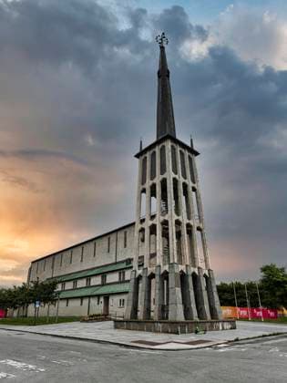  Bodø Domkirke, Domkirche aus Beton, Abenddämmerung, Bodo, Nordland, Norwegen, Europa *** Bodo cathedral church, Cathedral Church from Concrete, Dusk, bodo, northland, Norway, Europe Copyright: imageBROKER/AngelaxtoxRoxel iblato08908331.jpg