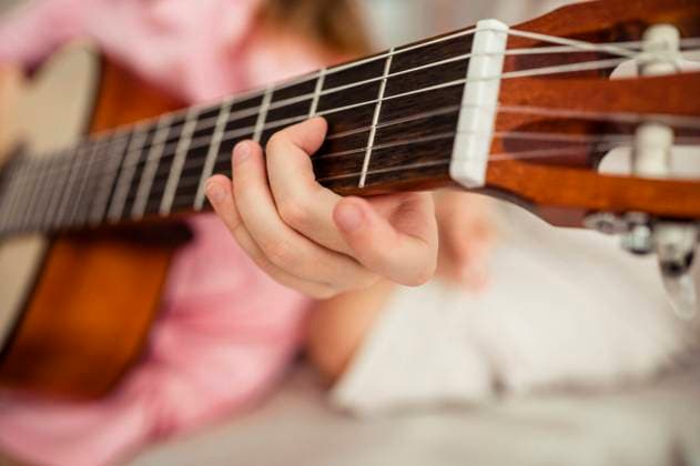 Hand of girl playing guitar at home model released, Symbolfoto property released, ANAF00633