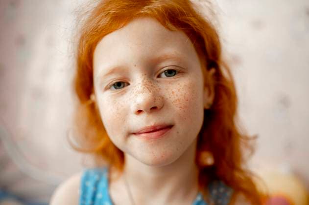Creative Highlights Symbolbilder Smiling redhead girl with freckles on face model released, Symbolfoto property released, ANAF00693