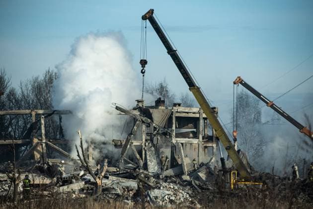 Ukraine-Krieg, Jahrestag der Invasion, Chronologie der Ereignisse, Archivbilder News Themen der Woche KW01 Russia Ukraine Military Operation Shelling 8350667 02.01.2023 Russian emergency workers remove the rubble of vocational school 19 destroyed by shelling in Makeevka, Donetsk People s Republic, Russia. The armed forces of Ukraine attacked the vocational school building in Makeyevka of the Donetsk People s Republic from the HIMARS MLRS on December 31 to January 1. RIA Novosti Sputnik Donetsk People s Republic Russia  Copyright: xRIAxNovostix