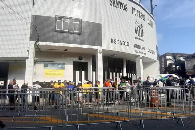 Sao Paulo, Totenwache fÃ¼r FuÃŸballlegende Pele, Fans warten vor dem Stadion des FC SantosÂ  BRAZIL, RIO DE JANEIRO - JANUARY 2, 2023: People queue outside Vila Belmiro, the stadium of Santos FC, before the final farewell ceremony for the late football legend Pele. The only footballer in history to win three World Cups, Pele died on December 29, 2022, in Sao Paolo at the age of 82 after a battle with cancer. Andrei Ulinkin TASS  56646588