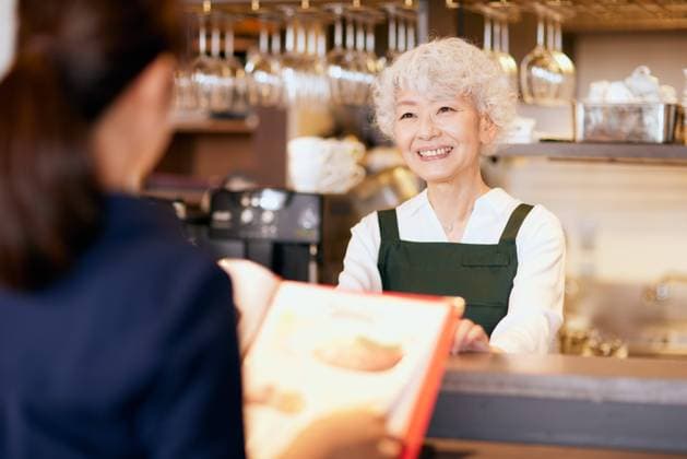 Japanese senior woman working at a restaurant AFLO191912402  , 191912402.jpg, ,model released, Symbolfoto ,property released