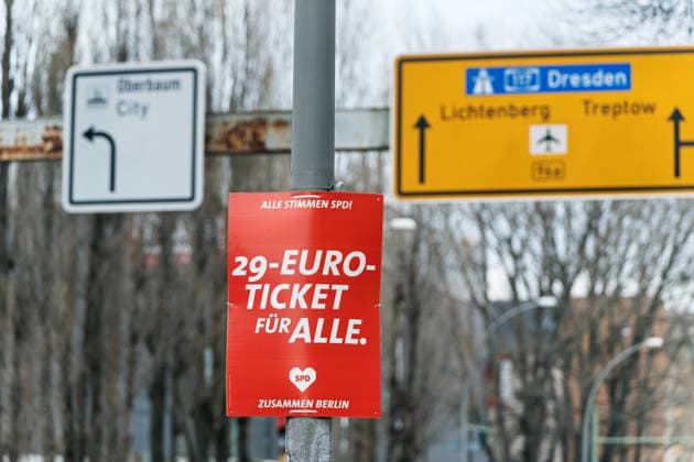 02.01.2023,Berlin,Deutschland,Wahlwerbung für die Wiederholung der Abgeordnetenhauswahl am 12.02.2023.SPD - 29-Euro-Ticket für Alle. *** 02 01 2023,Berlin,Germany,Election advertising for the repeat of the House of Representatives election on 12 02 2023 SPD 29 Euro Ticket for All