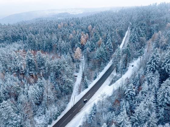  Straße bei Schnee im Winter, Hirsau, Schwarzwald, Deutschland, Europa *** Street at Snow at Winter, hirsau, black forest, Germany, Europe Copyright: imageBROKER/ManuelxKamuf ibxmlk08901070.jpg