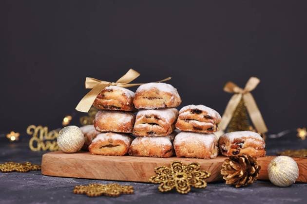  Deutscher Stollen, ein Früchtebrot mit Nüssen, Gewürzen und getrockneten Früchten mit Puderzucker, das traditionell zur Weihnachtszeit serviert wird *** German Stollen, a Fruit bread with nuts, Spices and dried Fruit with Powdered sugar, the traditional to Christmas time served will Copyright: imageBROKER/Firn ibxmob08903229.jpg